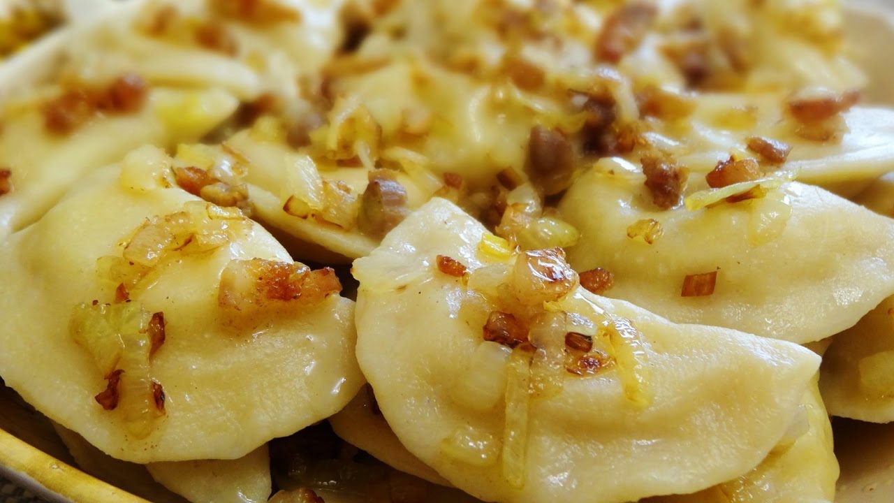 Varenyks mit Kartoffeln und Grieben (Schmalz)