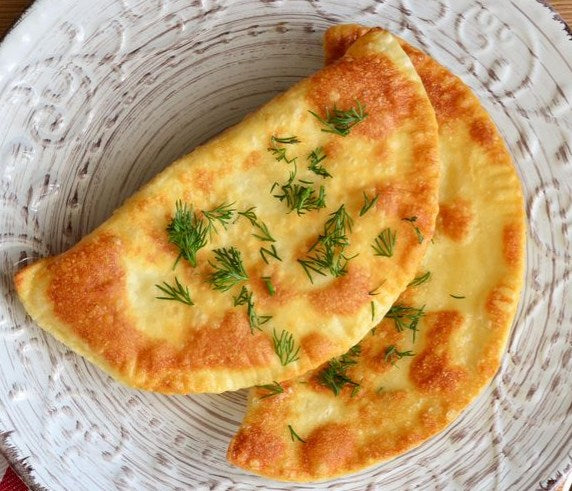 Tschebureki mit Schweinefleisch, Käse und Tomaten