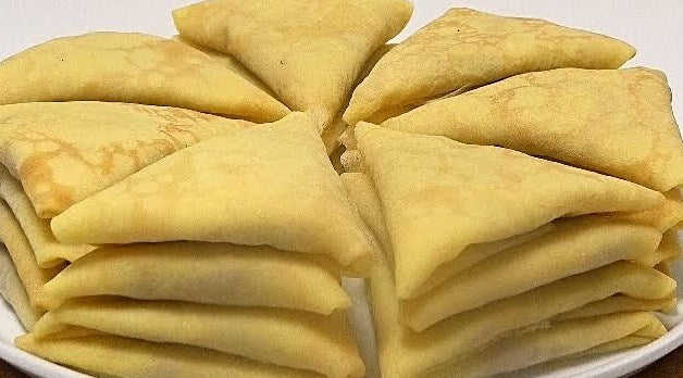 Dreieckige Pfannkuchen mit Schweinefleisch