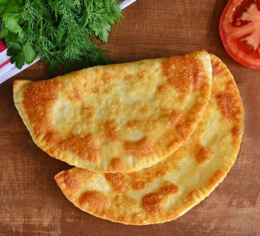 Tschebureki mit Schweinefleisch, Käse und Tomaten
