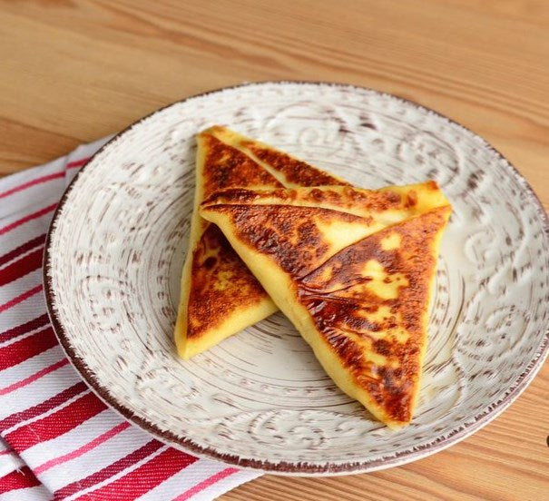 Dreieckige Pfannkuchen mit Schweinefleisch