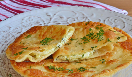 Tschebureki mit Käse, Dill und Petersilie