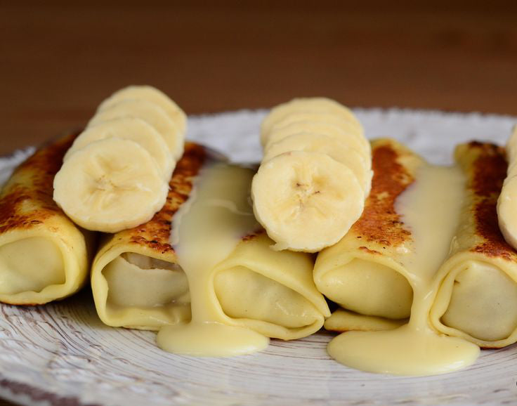 Pfannkuchen mit Bananen und Kondensmilch