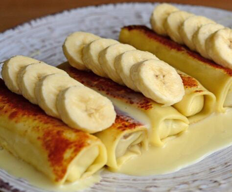 Pfannkuchen mit Bananen und Kondensmilch